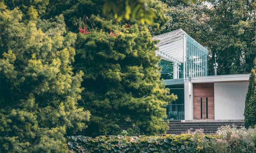 Casa en un paisaje verde