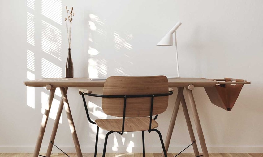 Projekt wnętrza z drewnianym biurkiem i krzesłami