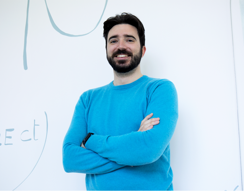 Giovanni Fontana, BIM Specialist presso Fondital con maglione blu e su sfondo bianco