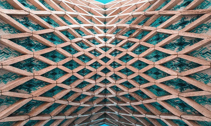 Edificio azzurro con rivestimenti in legno a forma di rombo