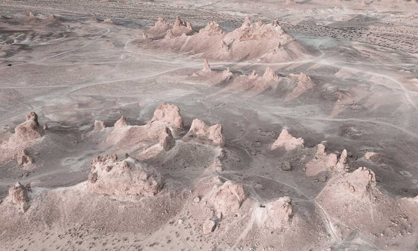 Zona montuosa desertica vista dall'alto